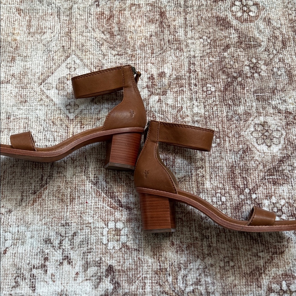 Frye Brielle Back Zip Stacked Heel Ankle Sandal Cognac Leather Women's Size 8 - Picture 8 of 10